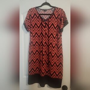 Espresso Black and Red Casual Dress with Bold Zigzag Pattern